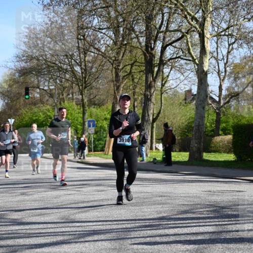 12.04.2026 - 45. Internationalen Wilhelmsburger Insellauf J. Mangold http://msf.ph/oto/9466742 12.04.2026 11:02:51 Ziel 3878, 2016, 3052, 4513, 2168, 3910, 3700, 3716, 3223, 4246, 4382, 5816, 3384, 2950, 5460, 4141, 2422 meine-sportfotos.de