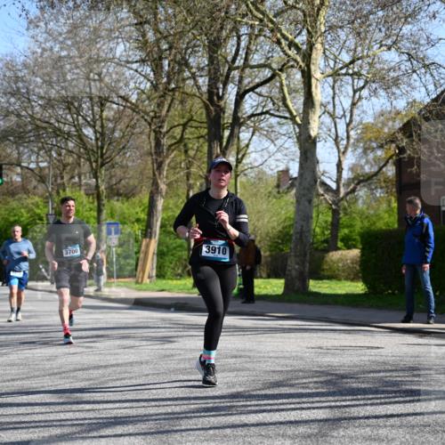 12.04.2026 - 45. Internationalen Wilhelmsburger Insellauf J. Mangold http://msf.ph/oto/9466750 12.04.2026 11:02:52 Ziel 2016, 3052, 4513, 2168, 3910, 3700, 3716, 3223, 4246, 4382, 5816, 3384, 2950, 5460, 4141, 2422 meine-sportfotos.de