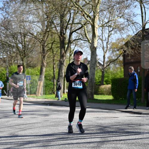 12.04.2026 - 45. Internationalen Wilhelmsburger Insellauf J. Mangold http://msf.ph/oto/9466760 12.04.2026 11:02:52 Ziel 2016, 3052, 4513, 2168, 3910, 3700, 3716, 3223, 4246, 4382, 5816, 3384, 2950, 5460, 4141, 2422 meine-sportfotos.de