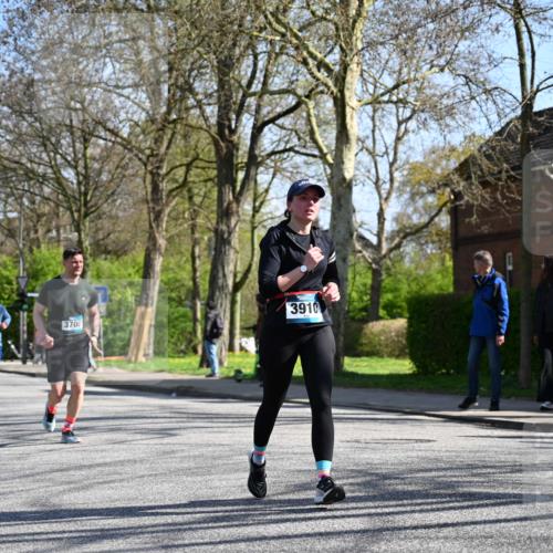 12.04.2026 - 45. Internationalen Wilhelmsburger Insellauf J. Mangold http://msf.ph/oto/9466763 12.04.2026 11:02:52 Ziel 2016, 3052, 4513, 2168, 3910, 3700, 3716, 3223, 4246, 4382, 5816, 3384, 2950, 5460, 4141, 2422 meine-sportfotos.de