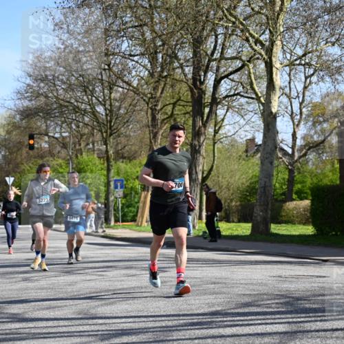 12.04.2026 - 45. Internationalen Wilhelmsburger Insellauf J. Mangold http://msf.ph/oto/9466777 12.04.2026 11:02:54 Ziel 2016, 3052, 4513, 2168, 3910, 3700, 3716, 3223, 4246, 4382, 5816, 3384, 2950, 5460, 4141, 2422, 4141, 2422 meine-sportfotos.de