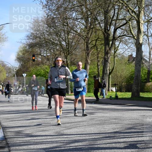 12.04.2026 - 45. Internationalen Wilhelmsburger Insellauf J. Mangold http://msf.ph/oto/9466786 12.04.2026 11:02:55 Ziel 3052, 4513, 2168, 3910, 3700, 3716, 3223, 4246, 4382, 5816, 3384, 3384, 2950, 5460, 4141, 2422 meine-sportfotos.de