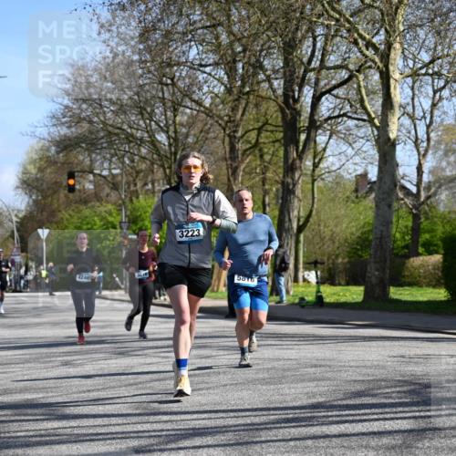 12.04.2026 - 45. Internationalen Wilhelmsburger Insellauf J. Mangold http://msf.ph/oto/9466798 12.04.2026 11:02:56 Ziel 3052, 4513, 2168, 3910, 3700, 3716, 3223, 4246, 4382, 5816, 3384, 2950, 5460, 4141, 2422 meine-sportfotos.de