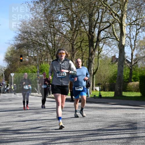 12.04.2026 - 45. Internationalen Wilhelmsburger Insellauf J. Mangold http://msf.ph/oto/9466800 12.04.2026 11:02:56 Ziel 3052, 4513, 2168, 3910, 3700, 3716, 3223, 4246, 4382, 5816, 3384, 2950, 5460, 4141, 2422 meine-sportfotos.de
