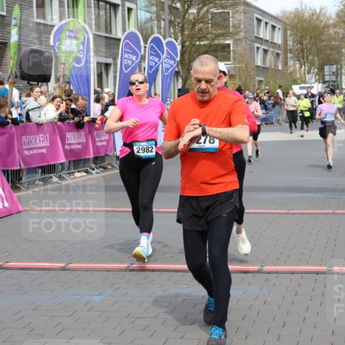 12.04.2026 - 45. Internationalen Wilhelmsburger Insellauf Strokosch-Dieckow http://msf.ph/oto/9466809 12.04.2026 13:10:46 Ziel 4910, 4278, 4935, 2129, 2982, 2121, 2289, 4250 meine-sportfotos.de