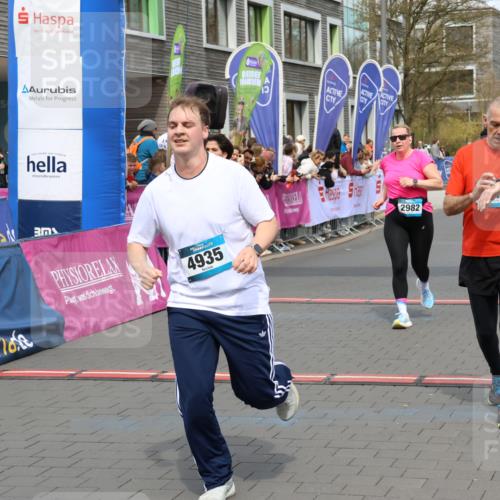 12.04.2026 - 45. Internationalen Wilhelmsburger Insellauf Strokosch-Dieckow http://msf.ph/oto/9466811 12.04.2026 13:10:45 Ziel 4910, 4278, 4935, 2129, 2982, 2121, 2289 meine-sportfotos.de