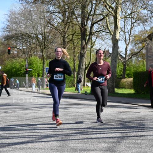 12.04.2026 - 45. Internationalen Wilhelmsburger Insellauf J. Mangold http://msf.ph/oto/9466842 12.04.2026 11:02:59 Ziel 3052, 4513, 2168, 3910, 3700, 3716, 3223, 4246, 4382, 5816, 3384, 2950, 5460, 4141, 2422, 4732 meine-sportfotos.de