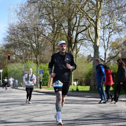 12.04.2026 - 45. Internationalen Wilhelmsburger Insellauf J. Mangold http://msf.ph/oto/9466886 12.04.2026 11:03:07 Ziel 3910, 3700, 3716, 3223, 4246, 4382, 5816, 3384, 2950, 5460, 4141, 2422, 4732, 2914, 5842 meine-sportfotos.de