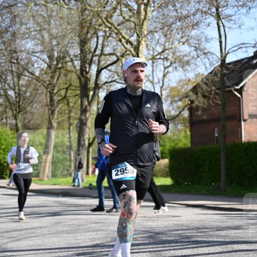 12.04.2026 - 45. Internationalen Wilhelmsburger Insellauf J. Mangold http://msf.ph/oto/9466904 12.04.2026 11:03:07 Ziel 3910, 3700, 3716, 3223, 4246, 4382, 5816, 3384, 2950, 5460, 4141, 2422, 4732, 2914, 5842 meine-sportfotos.de