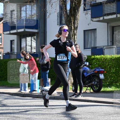 12.04.2026 - 45. Internationalen Wilhelmsburger Insellauf J. Mangold http://msf.ph/oto/9467024 12.04.2026 11:03:54 Ziel 5842, 2005, 2221, 3027, 3027, 3015, 5533, 2664, 5792, 4059, 4489, 4686, 3615 meine-sportfotos.de