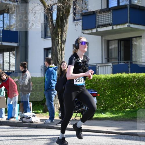 12.04.2026 - 45. Internationalen Wilhelmsburger Insellauf J. Mangold http://msf.ph/oto/9467028 12.04.2026 11:03:54 Ziel 5842, 2005, 2221, 3027, 3027, 3015, 5533, 2664, 5792, 4059, 4489, 4686, 3615 meine-sportfotos.de