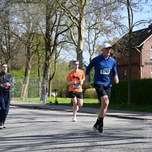 12.04.2026 - 45. Internationalen Wilhelmsburger Insellauf J. Mangold http://msf.ph/oto/9467083 12.04.2026 11:04:10 Ziel 2221, 3027, 3015, 5533, 2664, 5792, 4059, 4489, 4686, 3615, 2211, 3978, 4484, 4486, 3678, 2204, 5570, 3679, 3064 meine-sportfotos.de