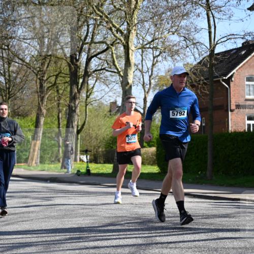 12.04.2026 - 45. Internationalen Wilhelmsburger Insellauf J. Mangold http://msf.ph/oto/9467084 12.04.2026 11:04:10 Ziel 2221, 3027, 3015, 5533, 2664, 5792, 4059, 4489, 4686, 3615, 2211, 3978, 4484, 4486, 3678, 2204, 5570, 3679, 3064 meine-sportfotos.de