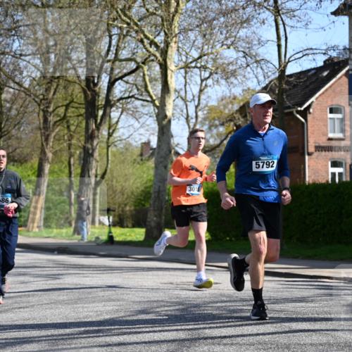 12.04.2026 - 45. Internationalen Wilhelmsburger Insellauf J. Mangold http://msf.ph/oto/9467086 12.04.2026 11:04:10 Ziel 2221, 3027, 3015, 5533, 2664, 5792, 4059, 4489, 4686, 3615, 2211, 3978, 4484, 4486, 3678, 2204, 5570, 3679, 3064 meine-sportfotos.de