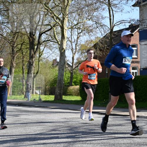 12.04.2026 - 45. Internationalen Wilhelmsburger Insellauf J. Mangold http://msf.ph/oto/9467093 12.04.2026 11:04:10 Ziel 2221, 3027, 3015, 5533, 2664, 5792, 4059, 4489, 4686, 3615, 2211, 3978, 4484, 4486, 3678, 2204, 5570, 3679, 3064 meine-sportfotos.de