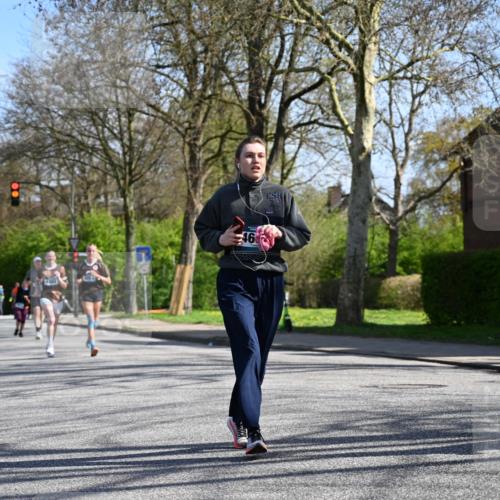 12.04.2026 - 45. Internationalen Wilhelmsburger Insellauf J. Mangold http://msf.ph/oto/9467105 12.04.2026 11:04:11 Ziel 3027, 3015, 5533, 2664, 5792, 4059, 4489, 4686, 3615, 2211, 3978, 4484, 4486, 3678, 2204, 5570, 3679, 3064 meine-sportfotos.de