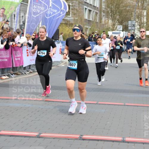 12.04.2026 - 45. Internationalen Wilhelmsburger Insellauf Strokosch-Dieckow http://msf.ph/oto/9467133 12.04.2026 13:10:17 Ziel 3807, 4794, 2687, 5090, 5256, 4419, 5454 meine-sportfotos.de