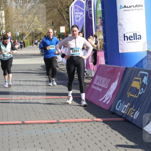 12.04.2026 - 45. Internationalen Wilhelmsburger Insellauf Strokosch-Dieckow http://msf.ph/oto/9467165 12.04.2026 11:17:07 Ziel 5756, 3891, 4590 meine-sportfotos.de