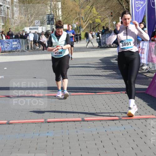 12.04.2026 - 45. Internationalen Wilhelmsburger Insellauf Strokosch-Dieckow http://msf.ph/oto/9467182 12.04.2026 11:17:10 Ziel 5756, 3891, 4590, 2828 meine-sportfotos.de