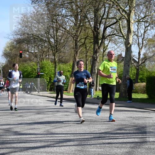 12.04.2026 - 45. Internationalen Wilhelmsburger Insellauf J. Mangold http://msf.ph/oto/9467209 12.04.2026 11:04:33 Ziel 4686, 3615, 2211, 3978, 4484, 4486, 3678, 2204, 5570, 3679, 3064, 3064, 2225, 2203, 2415, 3130, 4286, 4516, 5043, 2730, 2193, 4440, 4870 meine-sportfotos.de