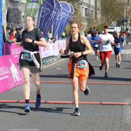12.04.2026 - 45. Internationalen Wilhelmsburger Insellauf Strokosch-Dieckow http://msf.ph/oto/9467211 12.04.2026 11:01:40 Ziel 3660, 2880, 5298, 3358, 3347 meine-sportfotos.de