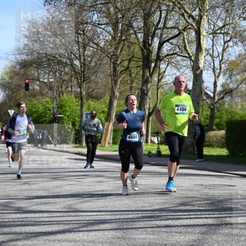 12.04.2026 - 45. Internationalen Wilhelmsburger Insellauf J. Mangold http://msf.ph/oto/9467212 12.04.2026 11:04:33 Ziel 4686, 3615, 2211, 3978, 4484, 4486, 3678, 2204, 5570, 3679, 3064, 3064, 2225, 2203, 2415, 3130, 4286, 4516, 5043, 2730, 2193, 4440, 4870 meine-sportfotos.de