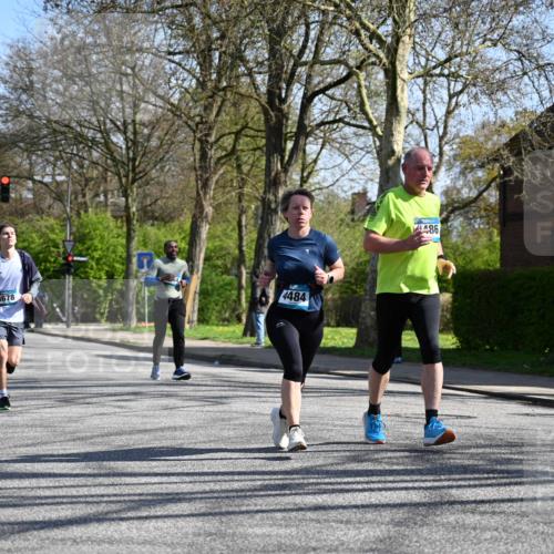 12.04.2026 - 45. Internationalen Wilhelmsburger Insellauf J. Mangold http://msf.ph/oto/9467220 12.04.2026 11:04:34 Ziel 3615, 2211, 3978, 4484, 4486, 3678, 2204, 5570, 3679, 3064, 2225, 2203, 2415, 2203, 2415, 3130, 4286, 4516, 5043, 2730, 2193, 4440, 4870, 2530 meine-sportfotos.de