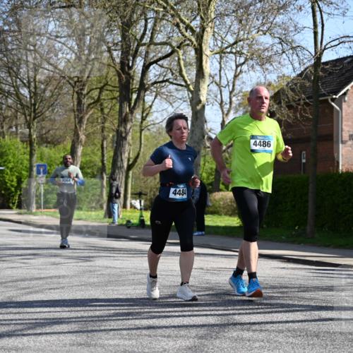 12.04.2026 - 45. Internationalen Wilhelmsburger Insellauf J. Mangold http://msf.ph/oto/9467225 12.04.2026 11:04:34 Ziel 3615, 2211, 3978, 4484, 4486, 3678, 2204, 5570, 3679, 3064, 2225, 2203, 2415, 2203, 2415, 3130, 4286, 4516, 5043, 2730, 2193, 4440, 4870, 2530 meine-sportfotos.de