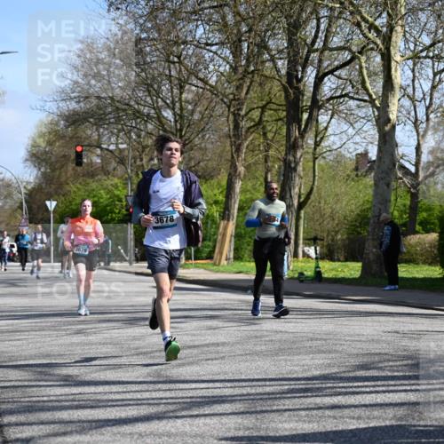 12.04.2026 - 45. Internationalen Wilhelmsburger Insellauf J. Mangold http://msf.ph/oto/9467237 12.04.2026 11:04:35 Ziel 3615, 2211, 3978, 4484, 4486, 3678, 2204, 5570, 3679, 3064, 2225, 2203, 2415, 3130, 4286, 4516, 5043, 2730, 2193, 4440, 4870, 2530 meine-sportfotos.de