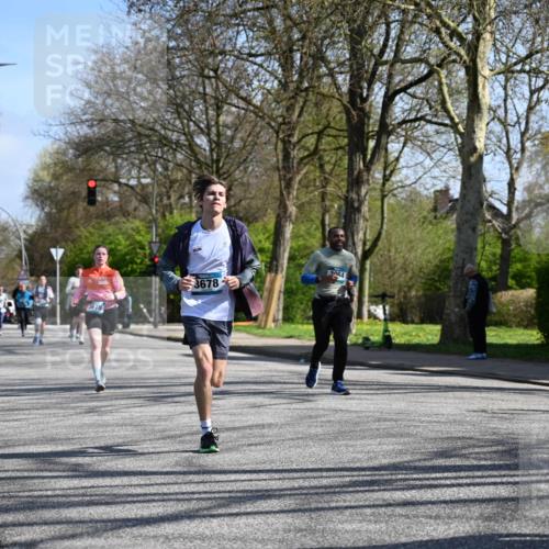 12.04.2026 - 45. Internationalen Wilhelmsburger Insellauf J. Mangold http://msf.ph/oto/9467238 12.04.2026 11:04:35 Ziel 3615, 2211, 3978, 4484, 4486, 3678, 2204, 5570, 3679, 3064, 2225, 2203, 2415, 3130, 4286, 4516, 5043, 2730, 2193, 4440, 4870, 2530 meine-sportfotos.de