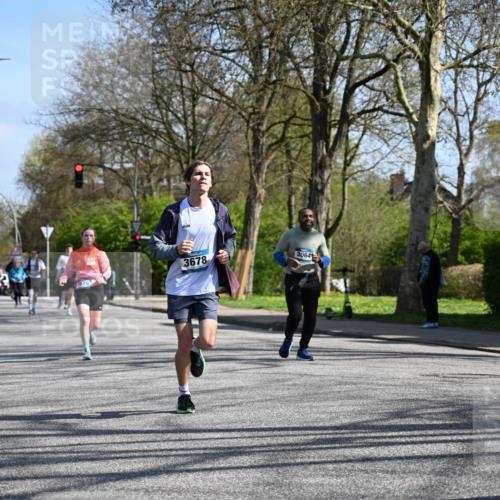 12.04.2026 - 45. Internationalen Wilhelmsburger Insellauf J. Mangold http://msf.ph/oto/9467239 12.04.2026 11:04:35 Ziel 3615, 2211, 3978, 4484, 4486, 3678, 2204, 5570, 3679, 3064, 2225, 2203, 2415, 3130, 4286, 4516, 5043, 2730, 2193, 4440, 4870, 2530 meine-sportfotos.de