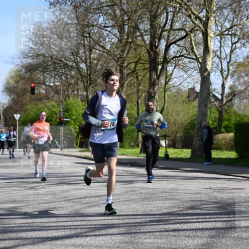 12.04.2026 - 45. Internationalen Wilhelmsburger Insellauf J. Mangold http://msf.ph/oto/9467243 12.04.2026 11:04:36 Ziel 3615, 2211, 3978, 4484, 4486, 3678, 2204, 5570, 3679, 3064, 2225, 2203, 2415, 3130, 4286, 4516, 5043, 2730, 2193, 4440, 4870, 2530 meine-sportfotos.de