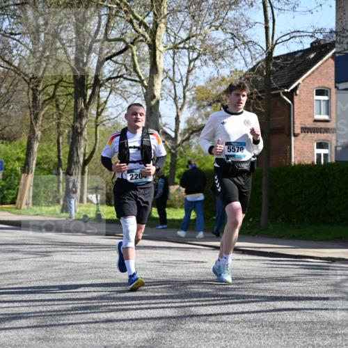 12.04.2026 - 45. Internationalen Wilhelmsburger Insellauf J. Mangold http://msf.ph/oto/9467267 12.04.2026 11:04:45 Ziel 3978, 4484, 4486, 3678, 2204, 5570, 3679, 3064, 2225, 2203, 2415, 3130, 4286, 4516, 5043, 2730, 2193, 4440, 4870, 4870, 2530, 3743, 5748, 4464, 5810 meine-sportfotos.de