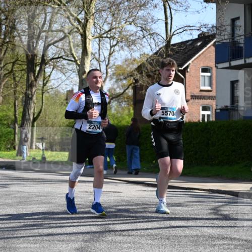 12.04.2026 - 45. Internationalen Wilhelmsburger Insellauf J. Mangold http://msf.ph/oto/9467271 12.04.2026 11:04:46 Ziel 3978, 4484, 4486, 3678, 2204, 5570, 3679, 3064, 2225, 2203, 2415, 2203, 2415, 3130, 4286, 4516, 5043, 2730, 2193, 4440, 4870, 2530, 2530, 3743, 5748, 4464, 5810 meine-sportfotos.de