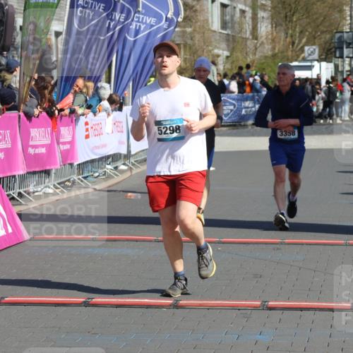 12.04.2026 - 45. Internationalen Wilhelmsburger Insellauf Strokosch-Dieckow http://msf.ph/oto/9467272 12.04.2026 11:01:42 Ziel 2880, 5298, 3358, 3347, 4703 meine-sportfotos.de