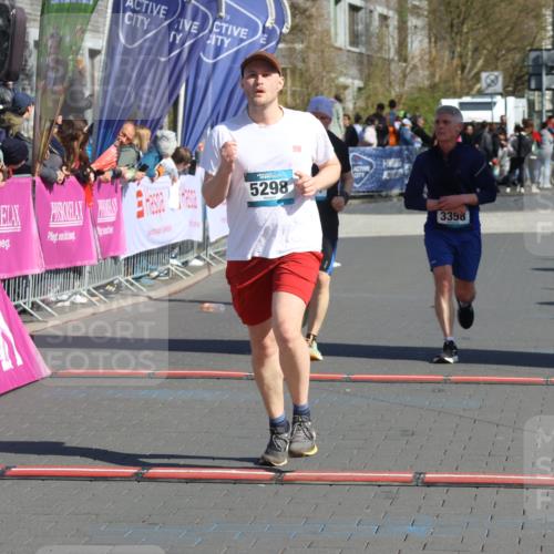 12.04.2026 - 45. Internationalen Wilhelmsburger Insellauf Strokosch-Dieckow http://msf.ph/oto/9467281 12.04.2026 11:01:42 Ziel 2880, 5298, 3358, 3347, 4703 meine-sportfotos.de