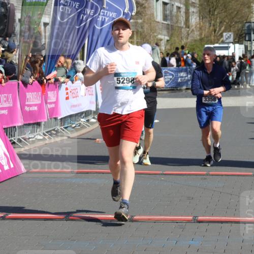 12.04.2026 - 45. Internationalen Wilhelmsburger Insellauf Strokosch-Dieckow http://msf.ph/oto/9467300 12.04.2026 11:01:42 Ziel 2880, 5298, 3358, 3347, 4703 meine-sportfotos.de