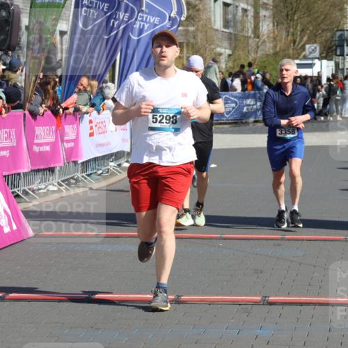 12.04.2026 - 45. Internationalen Wilhelmsburger Insellauf Strokosch-Dieckow http://msf.ph/oto/9467307 12.04.2026 11:01:42 Ziel 2880, 5298, 3358, 3347, 4703 meine-sportfotos.de