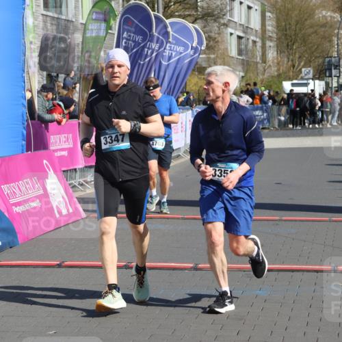 12.04.2026 - 45. Internationalen Wilhelmsburger Insellauf Strokosch-Dieckow http://msf.ph/oto/9467313 12.04.2026 11:01:45 Ziel 5298, 3358, 3347, 4703 meine-sportfotos.de