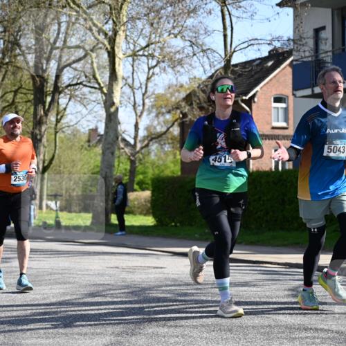 12.04.2026 - 45. Internationalen Wilhelmsburger Insellauf J. Mangold http://msf.ph/oto/9467384 12.04.2026 11:05:02 Ziel 2225, 2203, 2415, 3130, 4286, 4516, 5043, 2730, 2193, 4440, 4870, 2530, 3743, 3743, 5748, 4464, 5810, 3322, 3420, 3920, 2267 meine-sportfotos.de