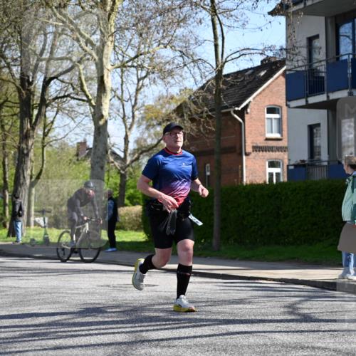 12.04.2026 - 45. Internationalen Wilhelmsburger Insellauf J. Mangold http://msf.ph/oto/9467393 12.04.2026 11:05:05 Ziel 2225, 2203, 2415, 3130, 4286, 4516, 5043, 2730, 2193, 4440, 4870, 2530, 3743, 5748, 4464, 5810, 3322, 3420, 3920, 2267, 2268, 2767 meine-sportfotos.de