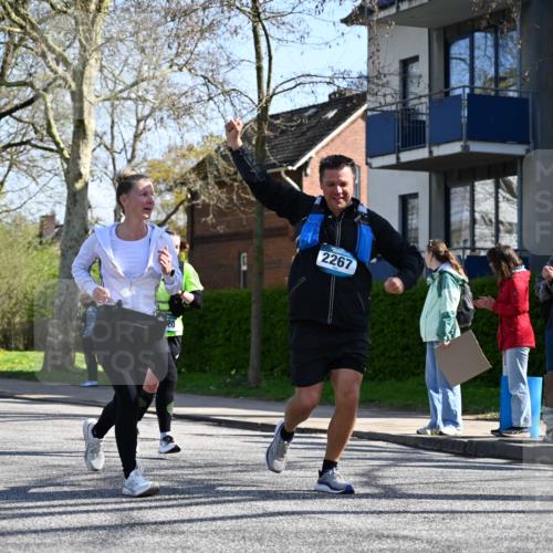 12.04.2026 - 45. Internationalen Wilhelmsburger Insellauf J. Mangold http://msf.ph/oto/9467499 12.04.2026 11:05:28 Ziel 5748, 4464, 5810, 3322, 3420, 3920, 2267, 2268, 2767, 2481, 2449, 4865, 4188, 2749, 4477, 4476, 5818, 3717 meine-sportfotos.de