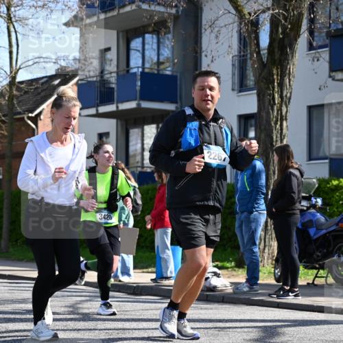 12.04.2026 - 45. Internationalen Wilhelmsburger Insellauf J. Mangold http://msf.ph/oto/9467512 12.04.2026 11:05:28 Ziel 5748, 4464, 5810, 3322, 3420, 3920, 2267, 2268, 2767, 2481, 2449, 4865, 4188, 2749, 4477, 4476, 5818, 3717 meine-sportfotos.de