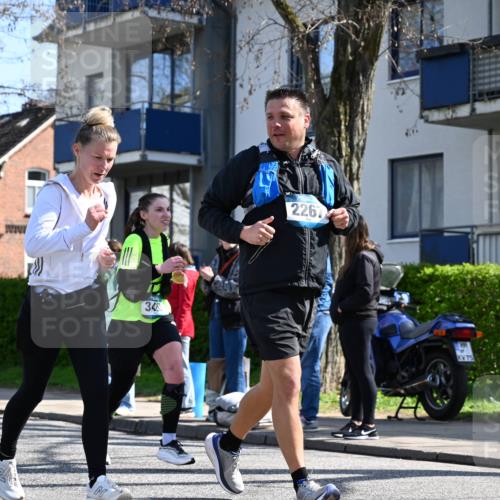 12.04.2026 - 45. Internationalen Wilhelmsburger Insellauf J. Mangold http://msf.ph/oto/9467515 12.04.2026 11:05:29 Ziel 5810, 3322, 3420, 3920, 2267, 2268, 2767, 2767, 2481, 2449, 4865, 4188, 2749, 4477, 4476, 5818, 3717 meine-sportfotos.de
