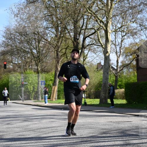 12.04.2026 - 45. Internationalen Wilhelmsburger Insellauf J. Mangold http://msf.ph/oto/9467622 12.04.2026 11:06:08 Ziel 4477, 4476, 5818, 3717, 2330, 3460, 4564, 3790, 2495, 3570, 2862, 2863, 5720 meine-sportfotos.de