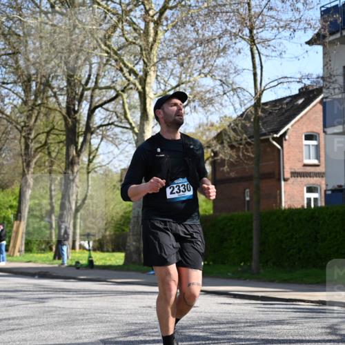 12.04.2026 - 45. Internationalen Wilhelmsburger Insellauf J. Mangold http://msf.ph/oto/9467638 12.04.2026 11:06:09 Ziel 5818, 3717, 2330, 3460, 4564, 3790, 2495, 3570, 2862, 2863, 3570, 2862, 2863, 5720 meine-sportfotos.de