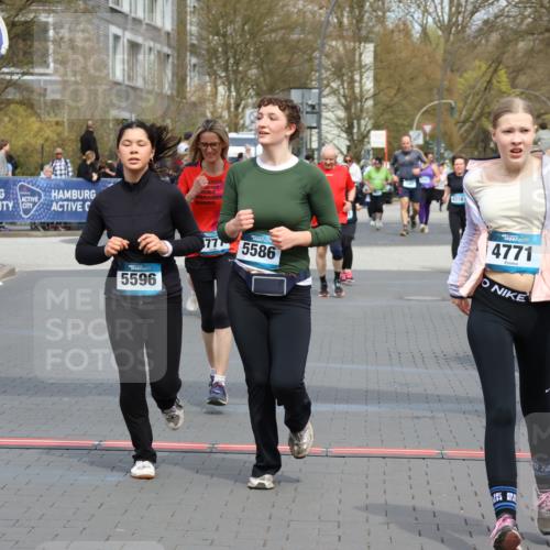 12.04.2026 - 45. Internationalen Wilhelmsburger Insellauf Strokosch-Dieckow http://msf.ph/oto/9467640 12.04.2026 13:09:44 Ziel 5783, 4973, 4771, 5586, 5596, 4777 meine-sportfotos.de