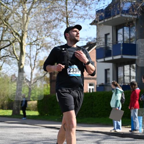 12.04.2026 - 45. Internationalen Wilhelmsburger Insellauf J. Mangold http://msf.ph/oto/9467646 12.04.2026 11:06:09 Ziel 5818, 3717, 2330, 3460, 4564, 3790, 2495, 3570, 2862, 2863, 3570, 2862, 2863, 5720 meine-sportfotos.de