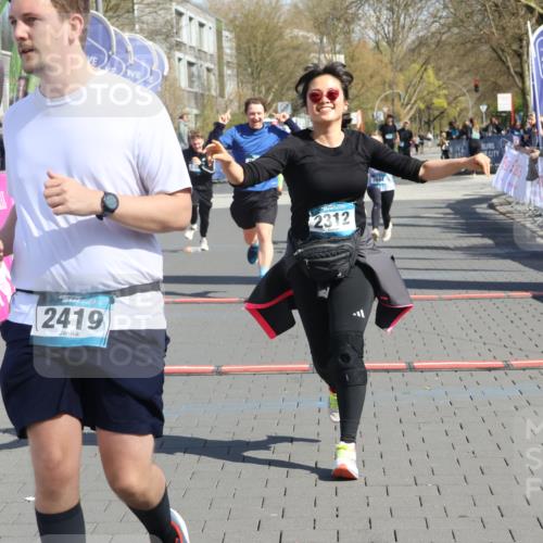 12.04.2026 - 45. Internationalen Wilhelmsburger Insellauf Strokosch-Dieckow http://msf.ph/oto/9467658 12.04.2026 11:18:06 Ziel 2419, 2420, 2312, 2241, 5309, 3944, 3398 meine-sportfotos.de
