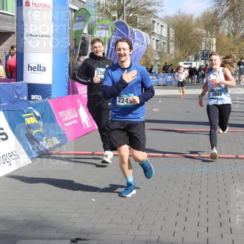 12.04.2026 - 45. Internationalen Wilhelmsburger Insellauf Strokosch-Dieckow http://msf.ph/oto/9467703 12.04.2026 11:18:09 Ziel 2312, 2241, 5309, 3944, 3398 meine-sportfotos.de